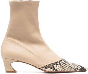 Acne Studios Enkellaarzen met puntige neus Beige