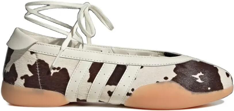 Adidas Taekwondo Mei ballerina's met koe-print Bruin