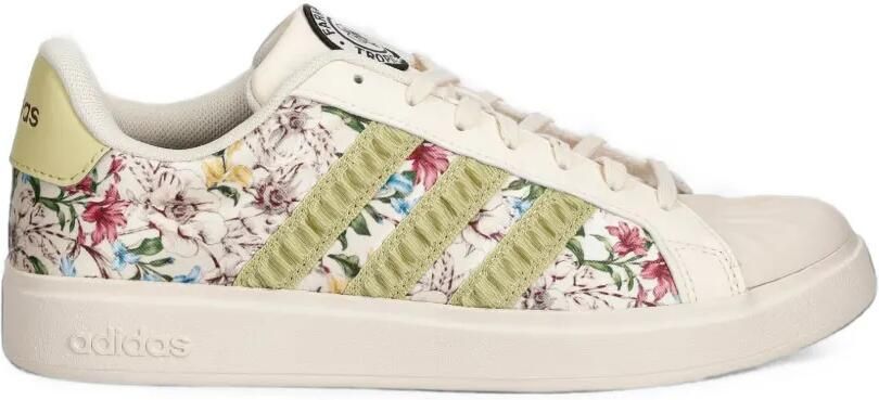 Adidas x FARM Rio Streettalk sneakers met gehaakte afwerking en bloe print Beige