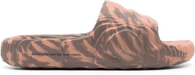 adidas Adilette slippers met abstracte print Roze