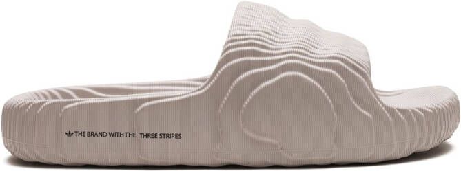 adidas Adilette slippers met reliëf Bruin