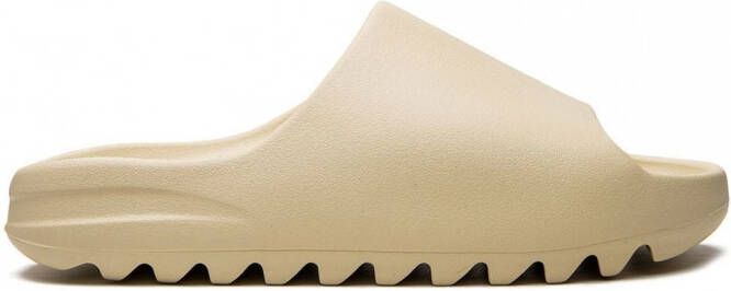 Adidas Yeezy "Bone (2022 Restock)" slippers Bruin