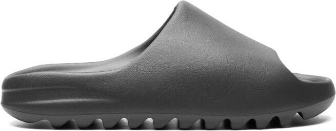 Adidas Yeezy "Dark Onyx" slippers Grijs