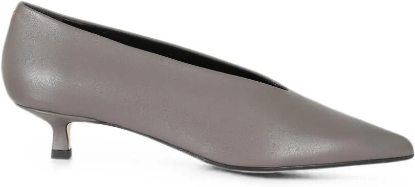 Aeyde Clara leren pumps met kitten-hak en puntige neus Beige