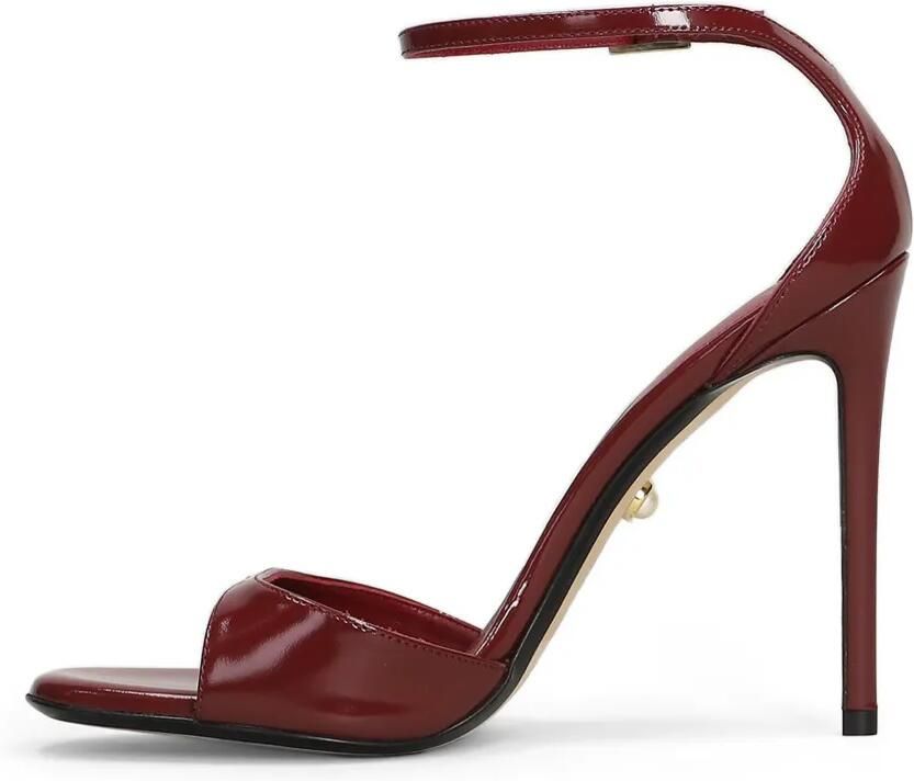 Alevì Sandalen met enkelbandje en gelakte afwerking Rood