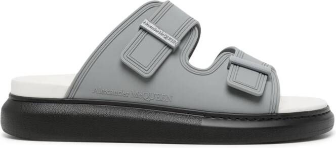 Alexander McQueen Hybrid sandalen met dubbel bandjes Grijs