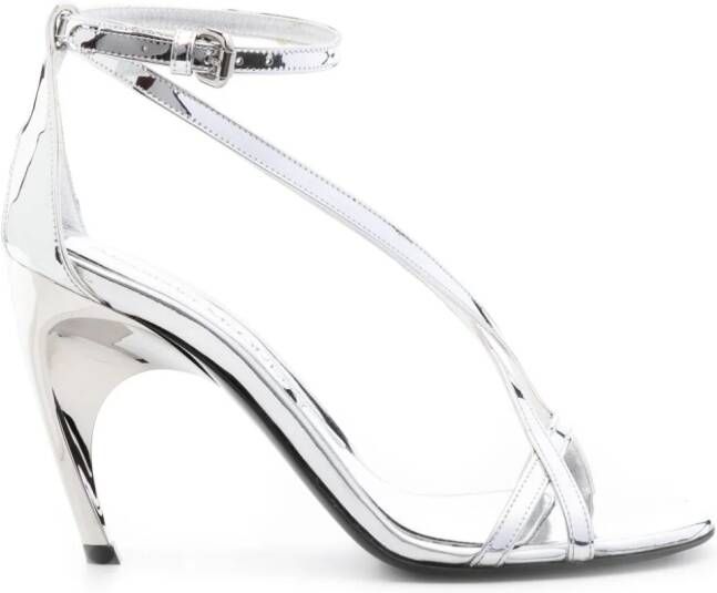 Alexander McQueen Twisted Armadillo gelakte sandalen Zilver