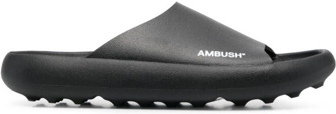 AMBUSH Slippers met logoprint Zwart