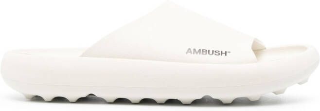 AMBUSH Slippers met logoprint Wit