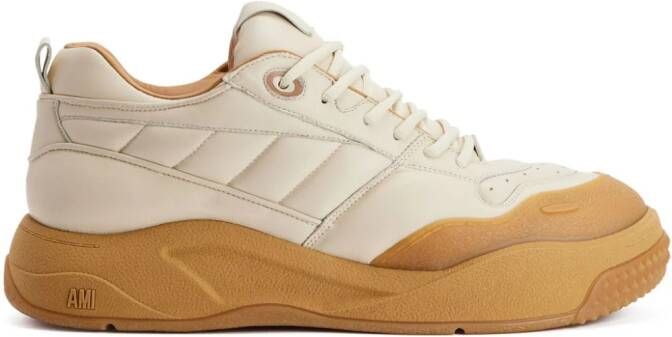 AMI Paris Sneakers met vlakken Beige