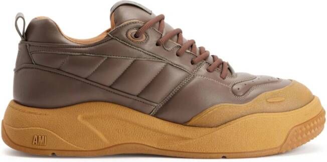 AMI Paris Sneakers met vlakken Bruin