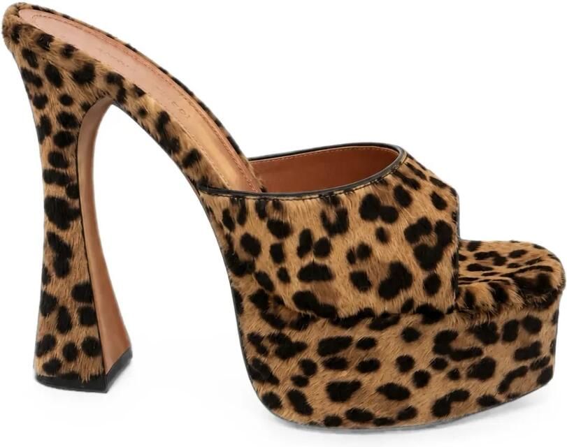 Amina Muaddi Dalida sandalen met luipaardprint en plateauzool Bruin
