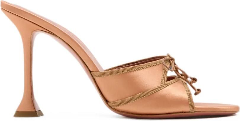 Amina Muaddi Sandalen met strikdetail Beige
