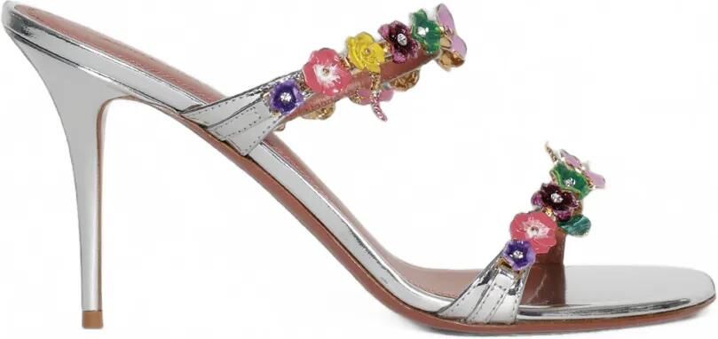 Amina Muaddi Vittoria slippersandalen met zilverkleurig spiegeleffect en bloemen