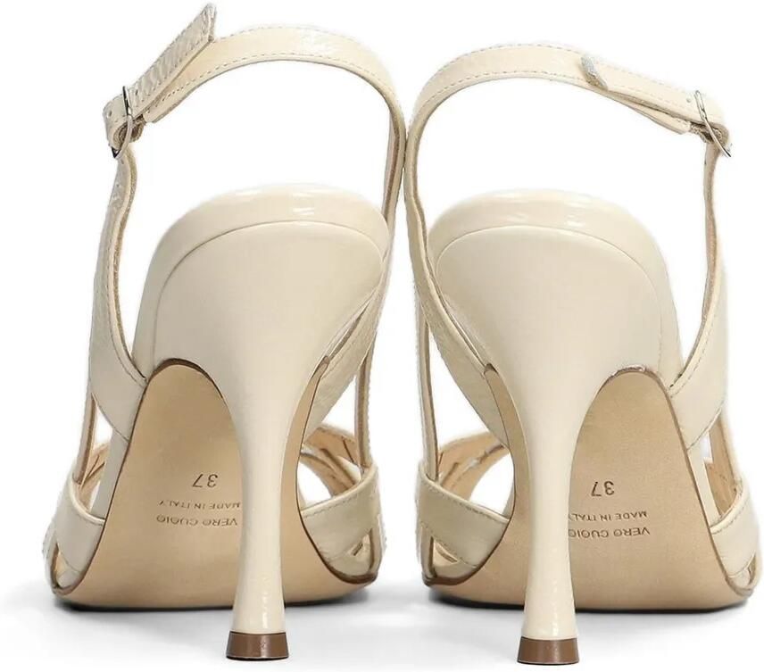 Anna F. Slingback pumps met gelakte afwerking Beige