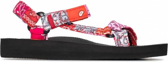 Arizona Love Trekky sandalen met bandanaprint Roze