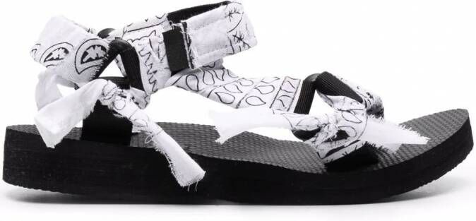 Arizona Love Trekky sandalen met bandanaprint Wit