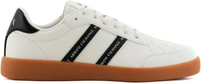 Armani Exchange Sneakers met logoprint Beige