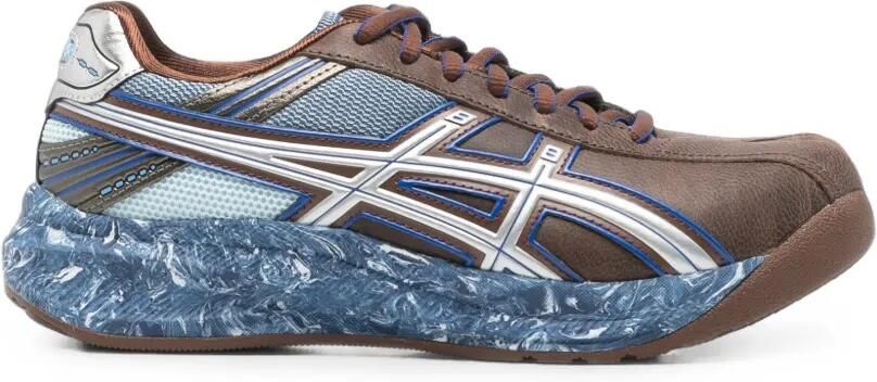 ASICS Sneakers met split-toe en vlakken Bruin