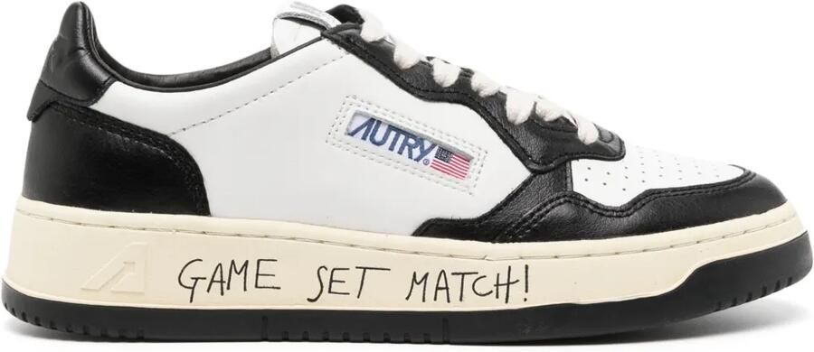 Autry Medalist Low sneakers van wit en zwart leer met tekst
