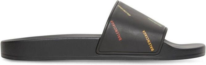 Balenciaga Badslippers met logoprint Zwart