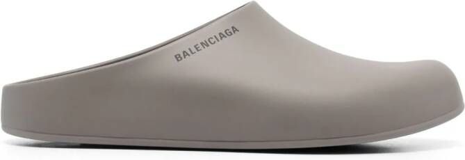 Balenciaga Slippers met logoprint Grijs