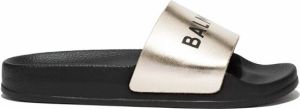 Balmain Kids Badslippers met logoprint Goud