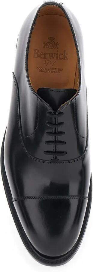 Berwick Shoes Veterschoenen met bewerkte neus Zwart
