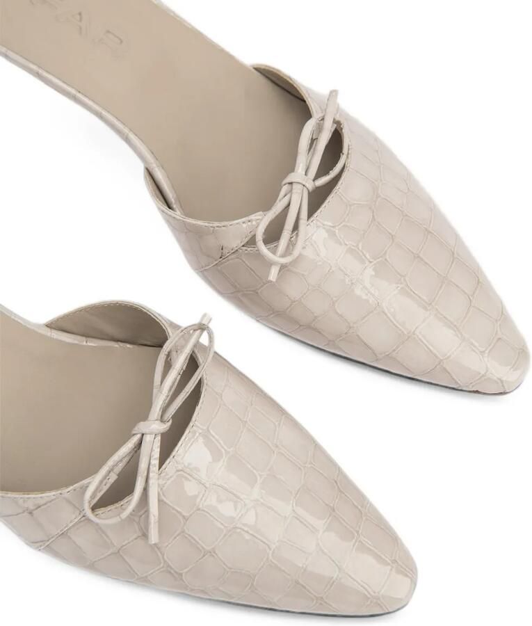 BY FAR Babybow crocodile-embossed mules Beige - Foto 2