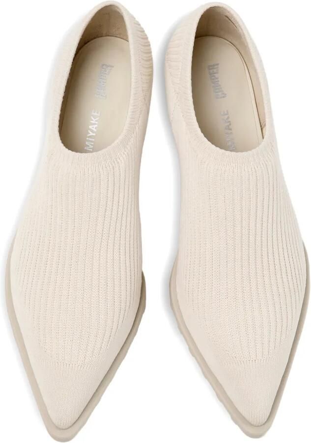 Camper x Issey Miyake Anna geribbelde loafers met puntige neus Beige - Foto 2