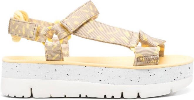 Camper Oruga Up sandalen met open neus Geel