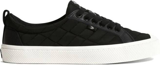 Cariuma Oca Low gewatteerde sneakers Zwart