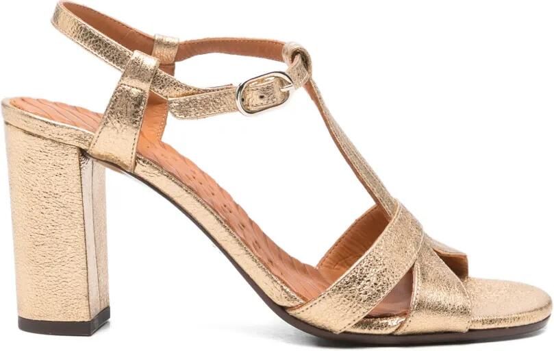 Chie Mihara Sandalen met T-bandje en gesp Goud