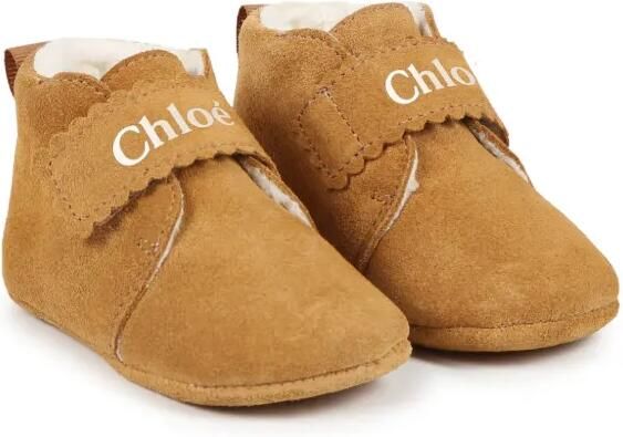 Chloé Kids Slippers met logoprint Bruin