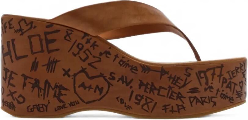 Chloé Slippers met graffiti-print en sleehak Bruin