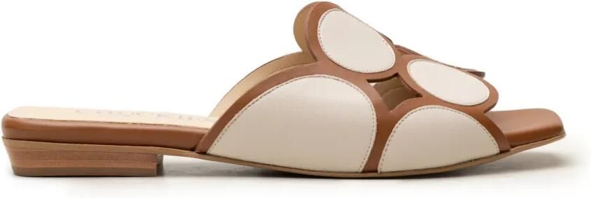 CHUCKIES Leren sandalen met uitgesneden details Bruin