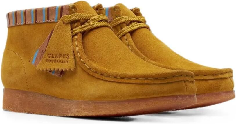 Clarks Kids Wallabee enkellaarzen met streep afwerking Geel
