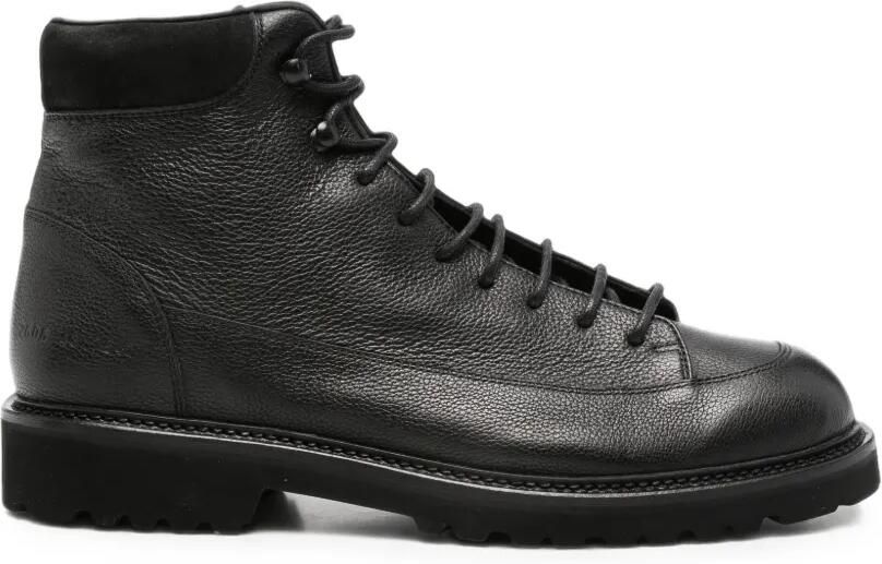 Common Projects Leren enkellaarzen met vetersluiting en textuur Zwart