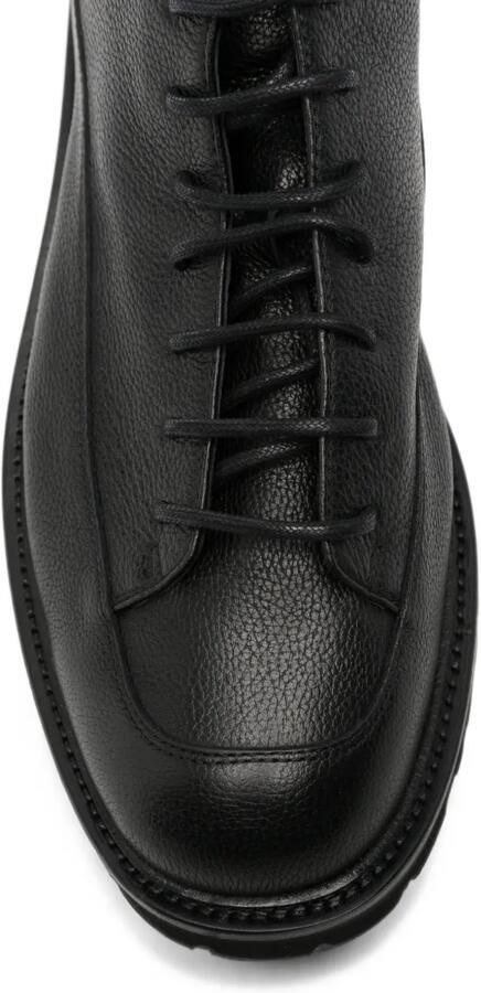 Common Projects Leren enkellaarzen met vetersluiting en textuur Zwart - Foto 3
