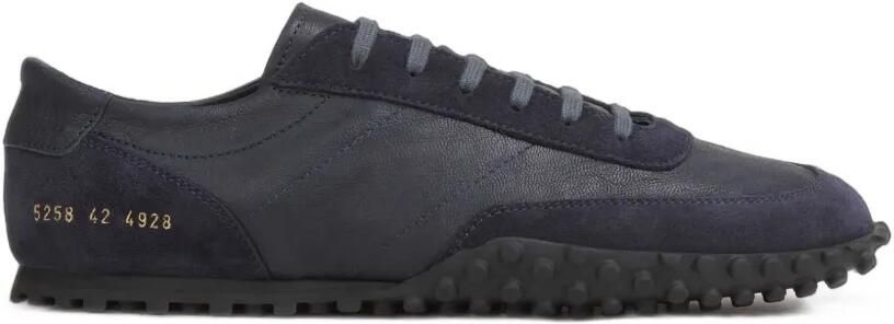 Common Projects Sneakers met leren vlakken en studs Blauw