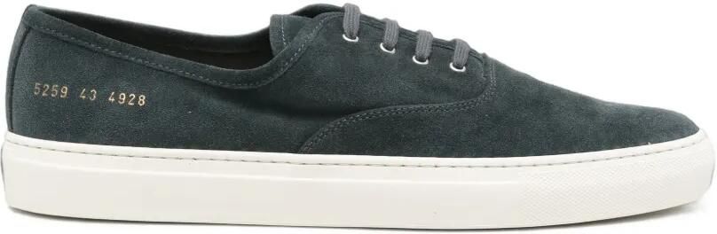 Common Projects Suède sneakers met goudkleurig serienummer Blauw