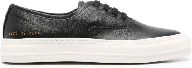 Common Projects logo-print leather sneakers Zwart