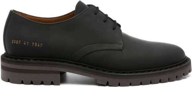 Common Projects Derby schoenen met logoprint Zwart