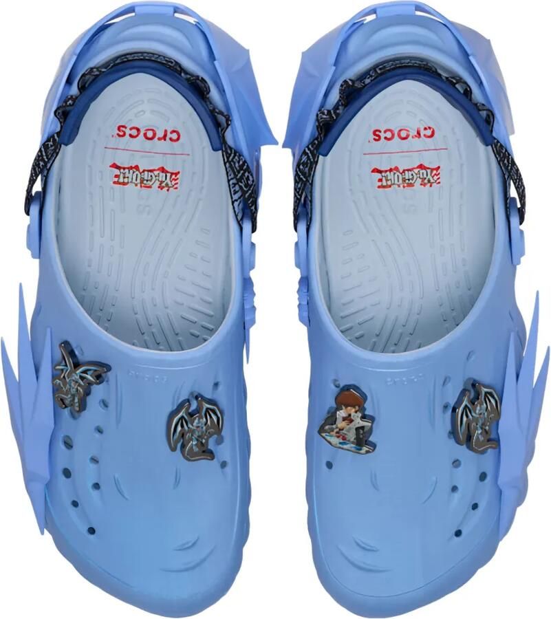 Crocs x Yu-Gi-Oh! Echo Blue-Eyes White Dragon muiltjes met bedel Blauw - Foto 2