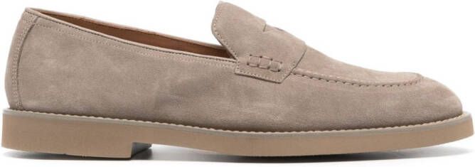 Doucal's Suède loafers met ronde neus Beige
