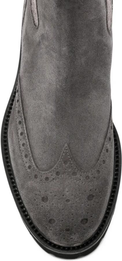 Doucal's brogue-detail suede ankle boots Grijs - Foto 4