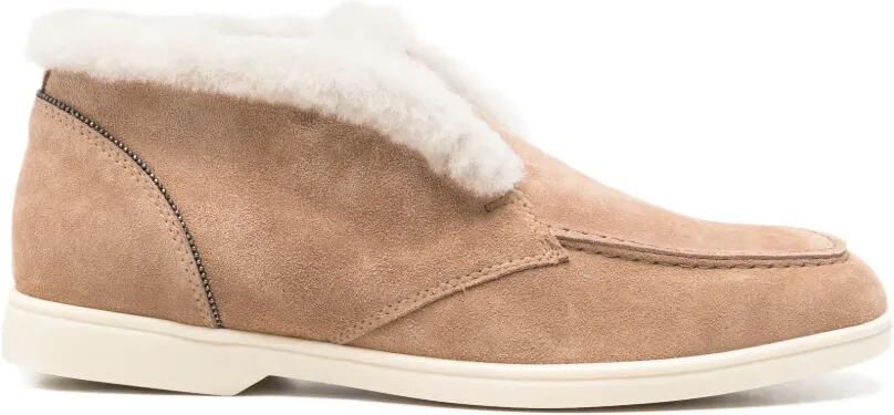 Doucal's Suède loafers met lammy afwerking Beige