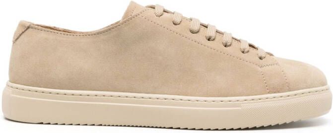 Doucal's Suède sneakers met logo-reliëf Beige