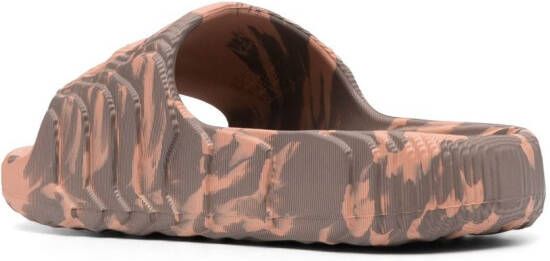 adidas Adilette slippers met abstracte print Roze