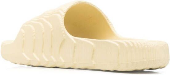adidas Adilette slippers met textuur Beige